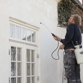 Kalking: Sprøyt veggen med kalkvann til slutt Kalking av mur: Sprøyt veggen med kalkvann til slutt